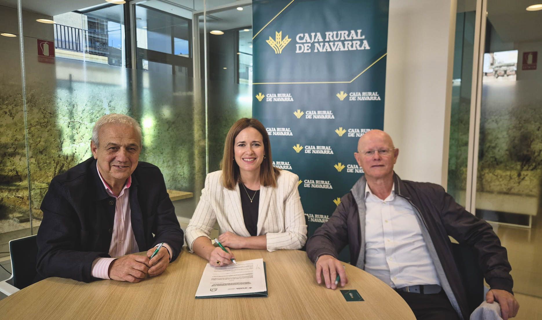 Acción Social de Caja Rural de Navarra realiza una donación a Los Amigos del Camino de Santiago de Estella para impulsar la apertura de iglesias en el Camino de Santiago