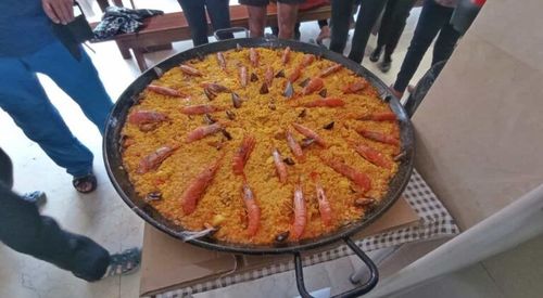 aella del día de San Veremundo. Los peregrinos junto a la paella.