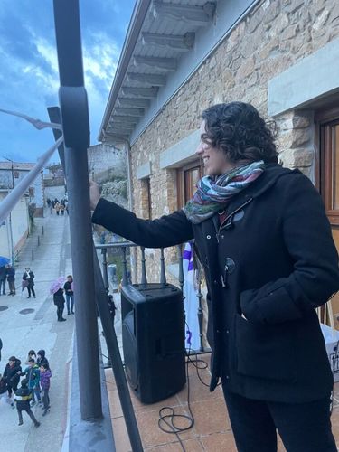 Mariaje Ruiz lanzando un cohete por San Veremundo.