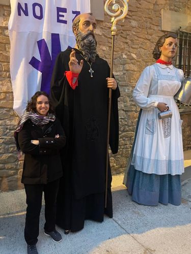 Mariaje Ruiz junto a la figura del gigante de San Veremundo.